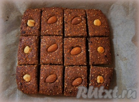 Духовку выключить, пока горячее, разрезать печенье по разметке, снова накрыть листом бумаги и отправить остывать печенье в духовку.