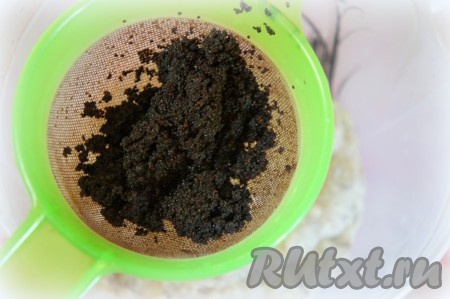 Слить воду с мака, удобно использовать сито. Дать хорошо ему стечь, добавить к остальным ингредиентам.