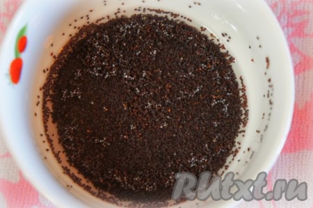 Мак замочить в 100 мл тёплой кипячёной воды.