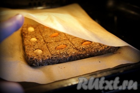 Накрыть банановое печенье вторым листом бумаги для выпечки или фольгой. И выпекать 20-30 минут.&nbsp;
