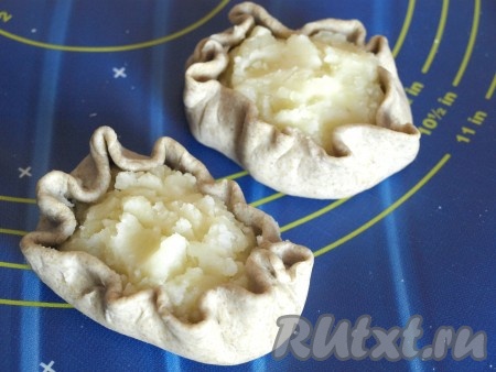 Края теста загнуть наверх, чтобы получились оборочки. По желанию их можно защипать.