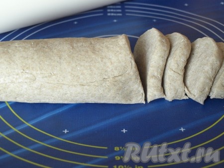 Из теста сформировать колбаску диаметром около 5 сантиметров, затем нарезать её на лепёшки толщиной около 1,5 сантиметров.