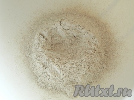 Насыпать в другую миску горкой ржаную муку, сделать в ней углубление.