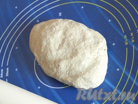 Месить тесто минут 10, чтобы оно получилось гладким и не липнущим к рукам. В процессе замеса по мере необходимости подсыпать оставшуюся пшеничную муку. Накрыть тесто полотенцем и оставить его отдохнуть минут на 10-15.