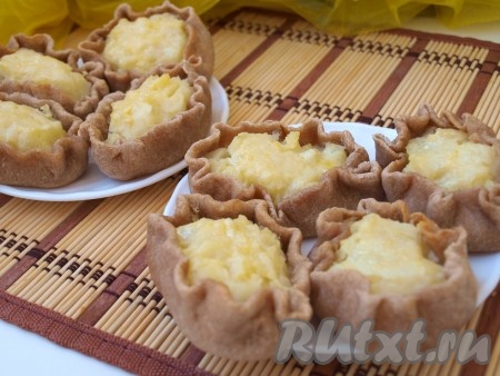 Смазать верх желтком. Запекать карельские калитки с картошкой в духовке, разогретой до 200 градусов минут 15. Готовую выпечку достать из духовки. Горячие калитки смазать растопленным сливочным маслом и  сразу подавать к столу. Очень вкусно с супом. Вот так достаточно просто из теста, замешанного на кефире с ржаной мукой, можно приготовить отличную выпечку!