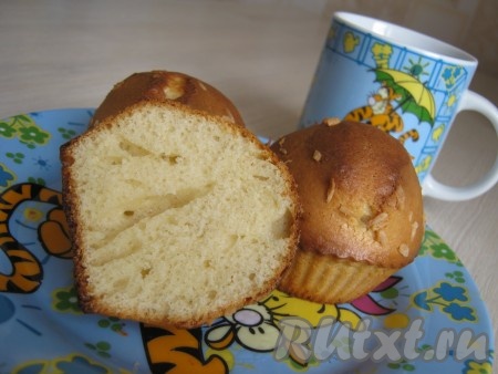 Вынимаем кексы из духовки, даём выпечке остыть 5 минут, извлекаем из силиконовых формочек. А вот как кекс, замешанный на сгущённом молоке, выглядит в разрезе - пышный, высокий, с мелкопористым мякишем. Это очень вкусно!