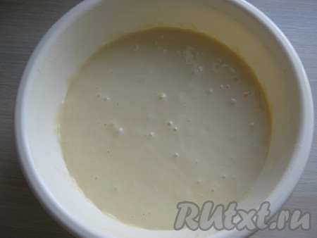 Постепенно добавляя муку, замешиваем тесто, похожее по консистенции на сметану средней густоты.