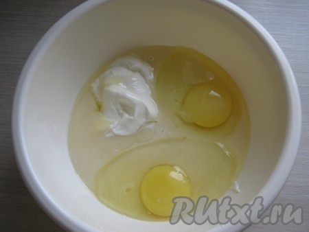 Яйца, сметану и сгущённое молоко хорошо перемешиваем в миске венчиком.