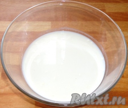 Молоко смешать с водой, немного подогреть, добавить дрожжи и сахар, перемешать, добавить немного муки, хорошо перемешать.
