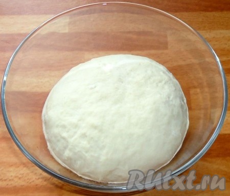 Затем добавить яйцо, размягчённое сливочное масло, соль, ванилин, перемешать, добавить остальную муку и замесить тесто. Тесто положить в глубокую чашку, накрыть и поставить в тёплое место примерно на час.
