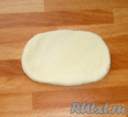 Часть теста раскатать в виде овала.
