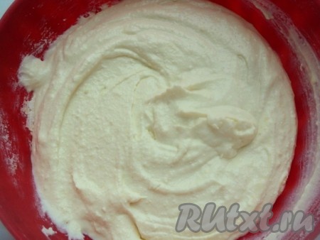 В мягкий творог (у меня домашний) добавить сахар, ванильный сахар, сметану, яйца, белок, манку и 0.5 пачки пудинга, хорошо перемешать погружным блендером до однородной массы.