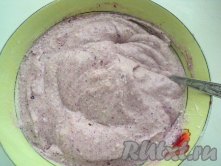 Отложить 1/3 творожной массы и добавить в нее чернику, протертую с сахаром, и вторую половину пачки пудинга, хорошо перемешать.