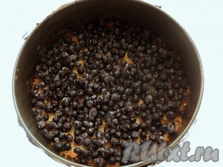 Форму с основой обернуть фольгой. На основу из печенья высыпать замороженную чернику.