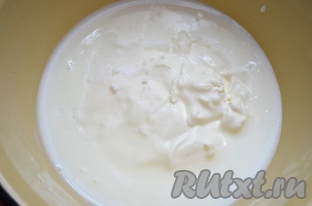 Кефир смешать со сметаной и содой, оставить на 5-10 минут.