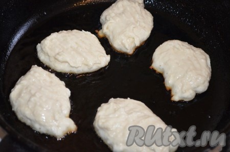 Жарить оладьи на масле обычным способом.
