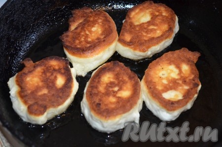 Желательно под крышкой, на медленном огне, с 2-х сторон до румяной корочки.
