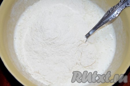 Просеять муку в тесто.
