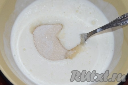 Добавить сахар и соль, перемешать.