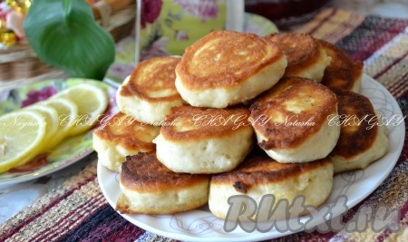 Готовые оладьи, приготовленные без добавления яиц, подавать со сметаной, вареньем, медом... Очень вкусно!
