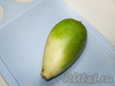 Зеленую редьку помыть и очистить кожуру острым ножом.