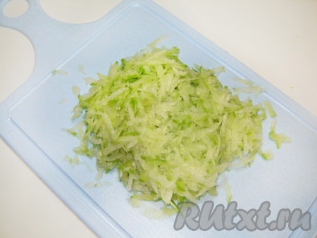 Редьку натереть на крупной терке.