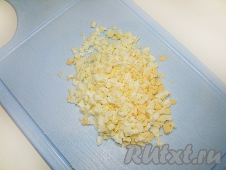 Сварить два яйца вкрутую. Яйца мелко порезать.