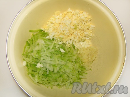 Смешать зеленую редьку, яйца, чеснок со сметаной и добавить чайную ложку меда. Мед немного оттенит резковатый привкус редьки. Посолить салат.