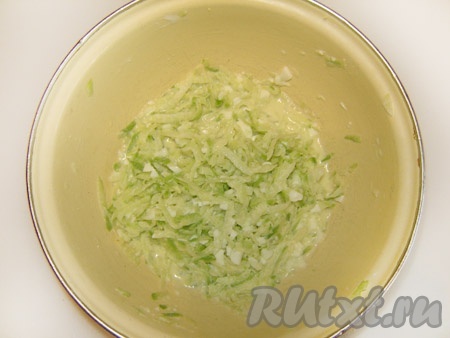 Тщательно перемешать салат и дать настояться в течение получаса.