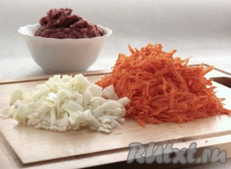 Нарезать луковицу, натереть морковь, приготовить фарш.
