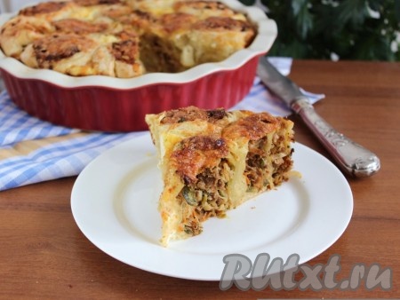 Пирог из слоеного теста с фаршем и капустой безумно вкусен в теплом виде.

