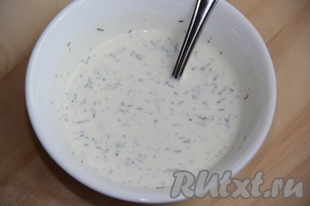 В отдельной миске соединить сахар, соль, горчицу, чёрный молотый перец, молоко, кефир, сметану, тщательно перемешать венчиком. Всыпать сушёные итальянские травы (или сушёную петрушку), ещё раз перемешать и заправка готова.&nbsp;