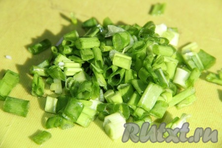 Зелёный лук мелко нарезать.