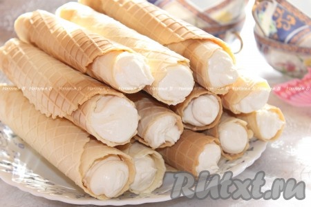 Охлажденные вафельные трубочки с помощью кондитерского мешка наполнить масляным кремом и подавать к столу.
