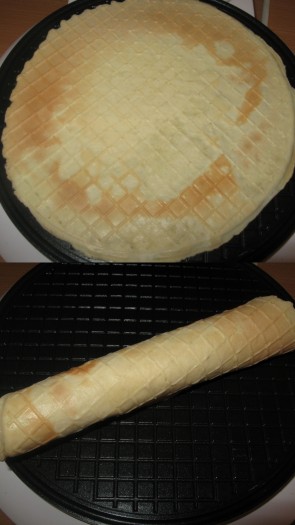 Горячие вафли сразу сворачивать в трубочку с помощью деревянной палочки ( у меня - рукоятка деревянной ложки).