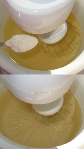 Затем постепенно всыпать просеянную муку, соду, ванильный сахар и влить остатки воды, перемешать до однородности.
