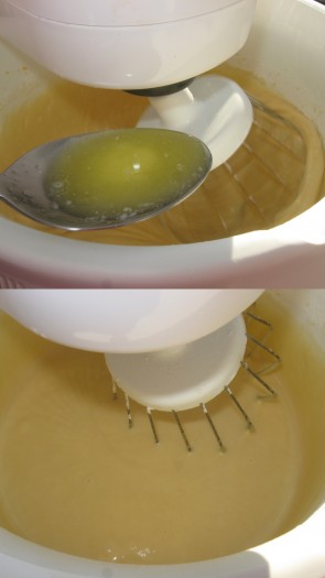 Далее влить растопленное масло - взбивать еще минут 8-10 до однородности.