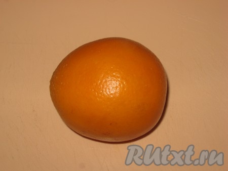 Апельсин хорошо вымыть, залить холодной водой, поставить на огонь и после закипания варить 1 час 30 минут. Затем достать его, охладить, нарезать на дольки, удалить косточки.