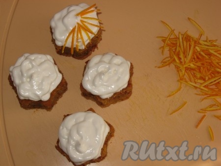 Готовый корж достать, лопаточкой провести по стенкам формы, отделяя корж, дать ему полностью остыть, затем  аккуратно переложить на разделочную доску, формочкой вырезать пирожные, смазать их кремом и украсить апельсиновой тонко нарезанной соломкой и листочками мяты.