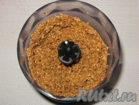 Орехи  обжарить на сухой сковороде или прокалить в духовке, очистить и тоже измельчить в блендере.