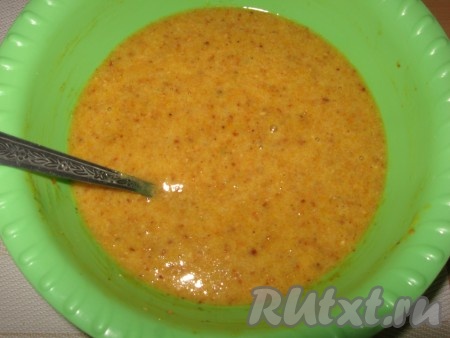 Затем добавить измельченные орехи, сахар и разрыхлитель, перемешать до однородной консистенции.