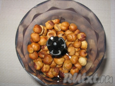 Орехи&nbsp; обжарить на сухой сковороде или прокалить в духовке, очистить и тоже измельчить в блендере.