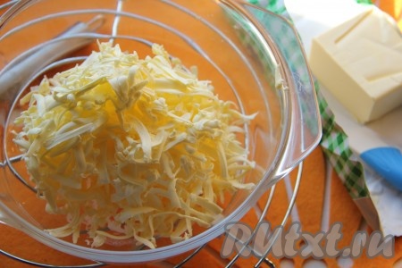 Если чёрная смородина заморожена, её нужно разморозить, лишнюю влагу слить. Если у вас смородина свежая, тогда нужно отделить её от веточек, промыть и обсушить. Холодное сливочное масло натереть на крупной тёрке в объёмную миску. Чтобы масло хорошо натиралось, оно должно быть хорошо охлаждённым. Можно минут за 10 до начала замешивания теста переложить масло из холодильника в морозилку.