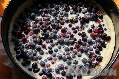 Отправить тесто в разогретую духовку и выпекать 10 минут при температуре 180 градусов. Пока основа запекается в духовке, можно приготовить заливку, для этого в миске нужно смешать сырое яйцо, сметану, сахар, добавить 2 столовых ложки муки, перемешать, заливка должна напоминать сметану средней густоты, если необходимо, добавьте ещё 1 столовую ложку муки. Через 10 минут достать форму с основой пирога, удалить горох (или гречку) и пергамент. Выложить на основу чёрную смородину и залить её сверху сметанной заливкой.