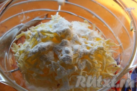 Добавить к маслу сахар и муку, растереть руками в крошку. Постепенно добавляя воду и тщательно вмешивая её, собрать тесто в шар. Воды может потребоваться чуть меньше, главное - ориентироваться на замешиваемое тесто, как только оно соберётся в шар, значит больше воду вливать не надо. Отправить тесто на 30 минут в холодильник.