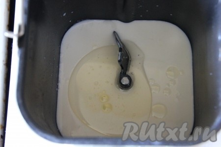 В ведёрко хлебопечки вливаем кефир комнатной температуры и растительное масло.