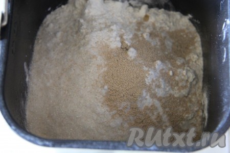 Далее добавляем просеянную муку, по углам чаши высыпаем сахар, соль и дрожжи. Выставляем программу "Основной" на хлебопечке, крышку закрываем. 