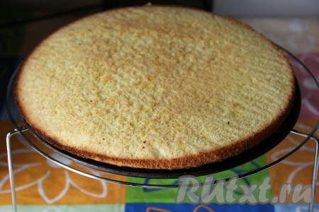 Выпекать 15-20 минут при температуре 180 градусов. Готовый бисквит остудить и&nbsp; еще теплым пропитать апельсиновым соком. Отправить бисквит в холодильник, пока готовится начинка.
