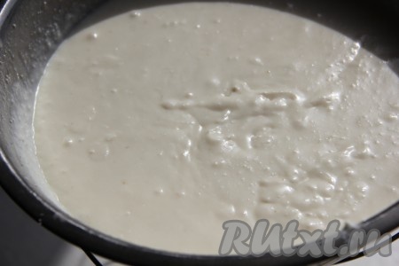 Желатиновую массу тонкой струйкой влить в творожную и перемешать.