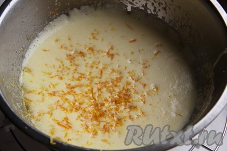 Первым делом приготовим бисквит. Для этого яйца нужно взбить с сахаром. Добавить растительное масло, муку, цедру апельсина и лимона. В самом конце добавить разрыхлитель.
